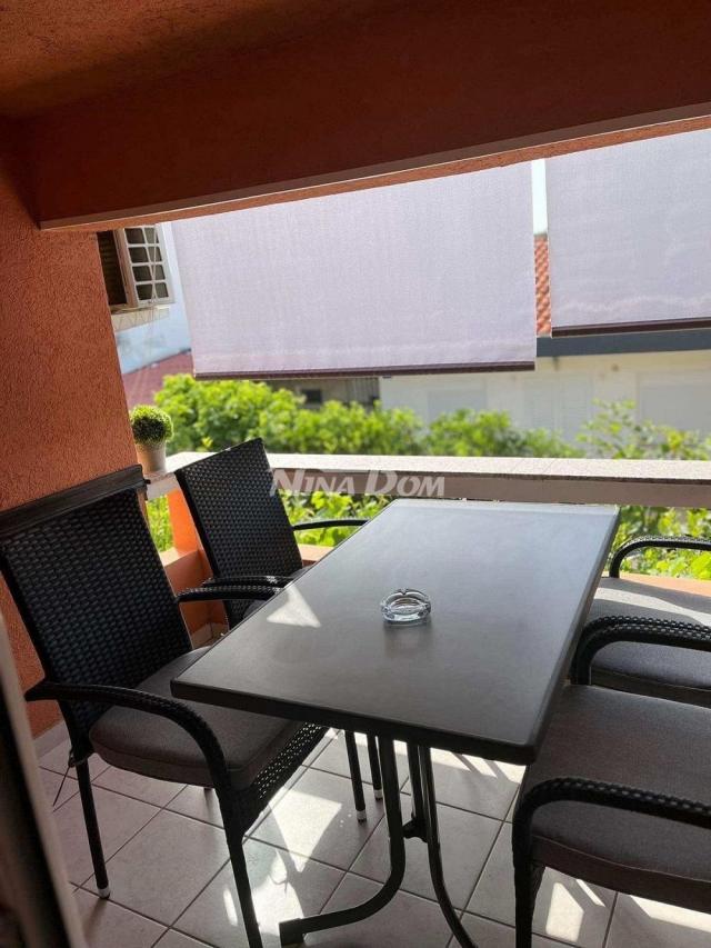 Apartmanska kuća s 4 apartmana i građevinskom parcelom 60 met. do mora. 