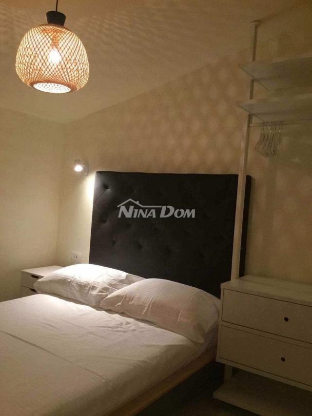 Apartmanska kuća s 4 apartmana i građevinskom parcelom 60 met. do mora. 