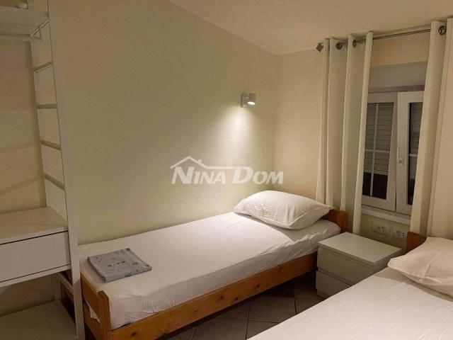 Apartmanska kuća s 4 apartmana i građevinskom parcelom 60 met. do mora. 