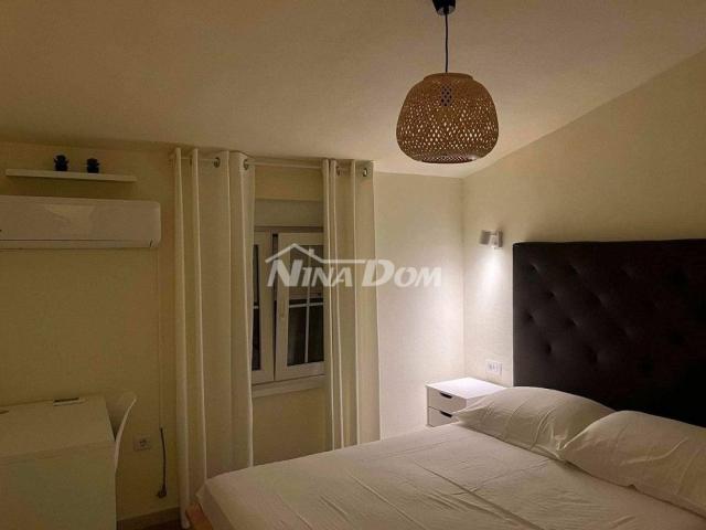 Apartmanska kuća s 4 apartmana i građevinskom parcelom 60 met. do mora. 