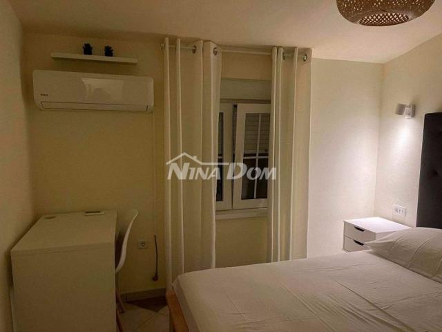 Apartmanska kuća s 4 apartmana i građevinskom parcelom 60 met. do mora. 