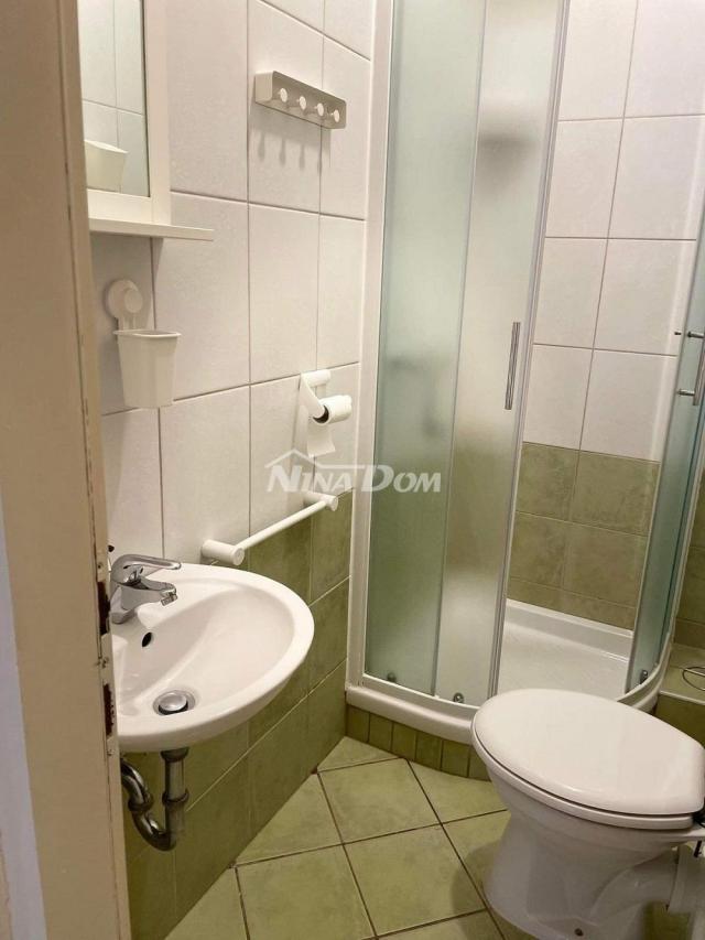 Apartmanska kuća s 4 apartmana i građevinskom parcelom 60 met. do mora. 