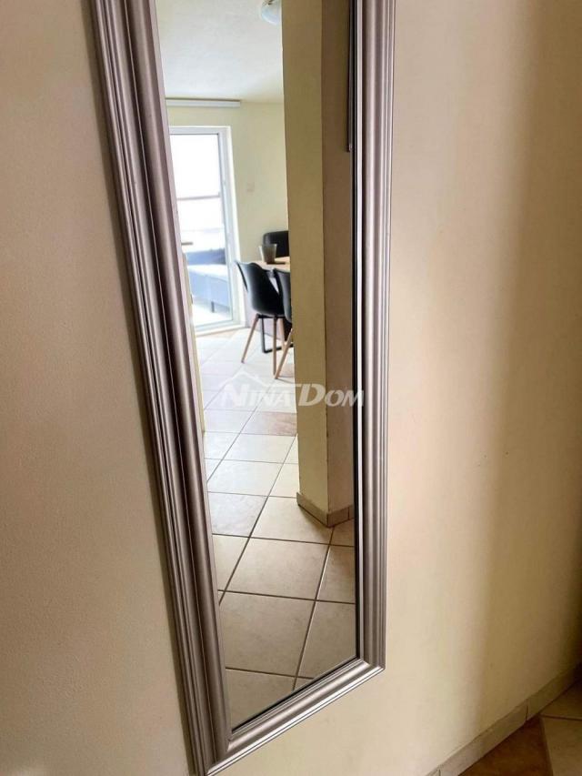 Apartmanska kuća s 4 apartmana i građevinskom parcelom 60 met. do mora. 