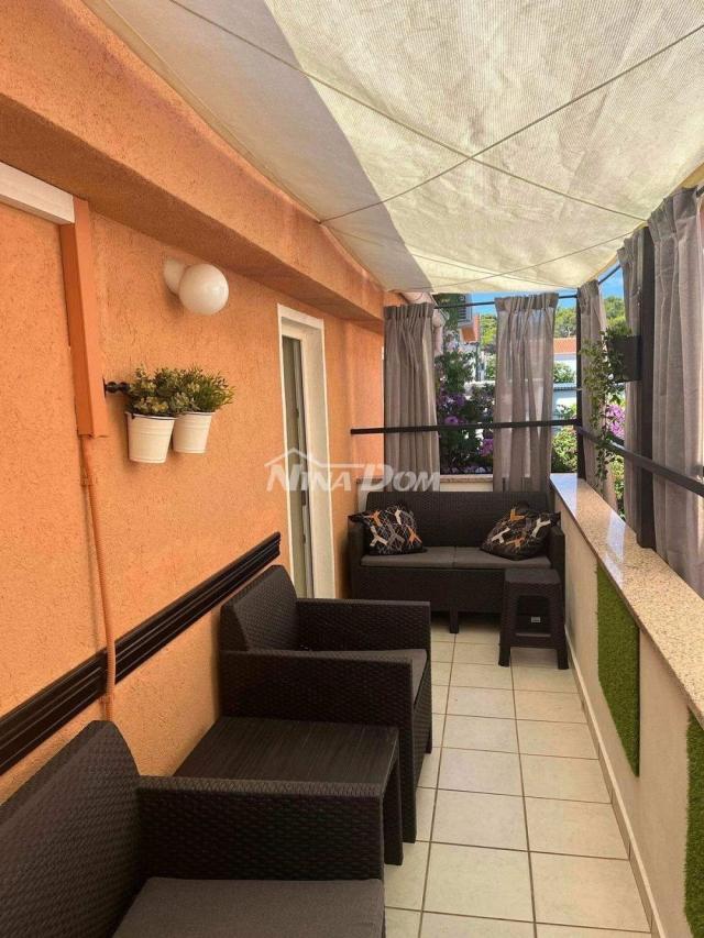 Apartmanska kuća s 4 apartmana i građevinskom parcelom 60 met. do mora. 