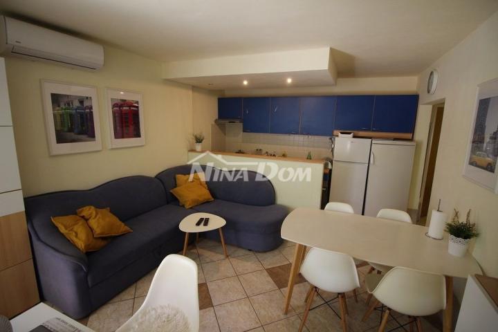 Apartmanska kuća s 4 apartmana i građevinskom parcelom 60 met. do mora. 
