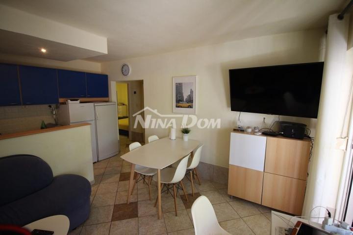 Apartmanska kuća s 4 apartmana i građevinskom parcelom 60 met. do mora. 