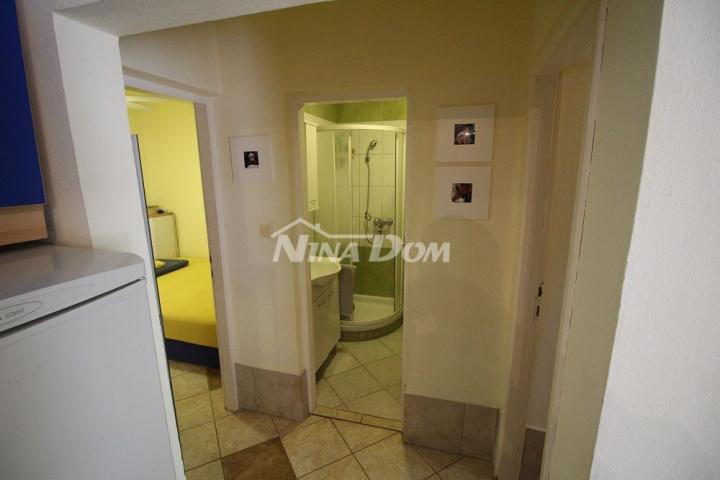 Apartmanska kuća s 4 apartmana i građevinskom parcelom 60 met. do mora. 