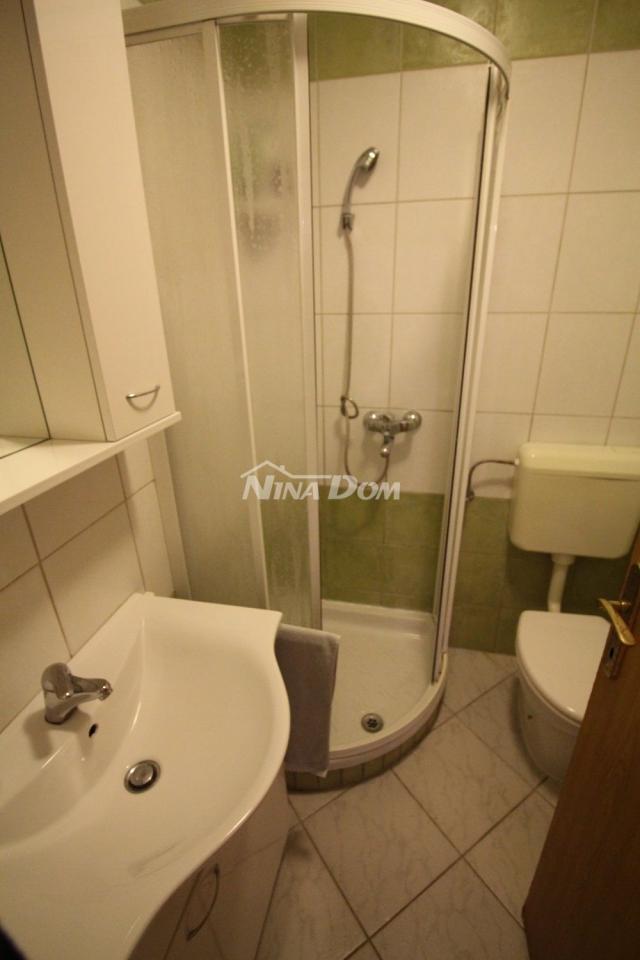 Apartmanska kuća s 4 apartmana i građevinskom parcelom 60 met. do mora. 