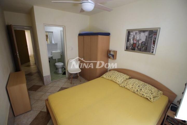 Apartmanska kuća s 4 apartmana i građevinskom parcelom 60 met. do mora. 
