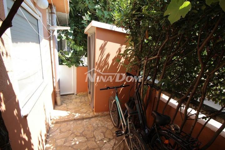 Apartmanska kuća s 4 apartmana i građevinskom parcelom 60 met. do mora. 