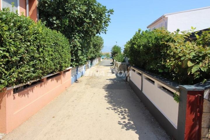 Apartmanska kuća s 4 apartmana i građevinskom parcelom 60 met. do mora. 