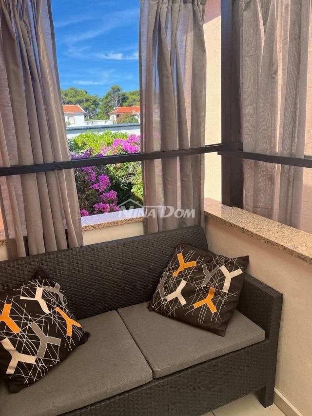 Apartmanska kuća s 4 apartmana i građevinskom parcelom 60 met. do mora. 