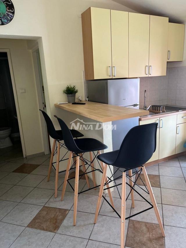 Apartmanska kuća s 4 apartmana i građevinskom parcelom 60 met. do mora. 
