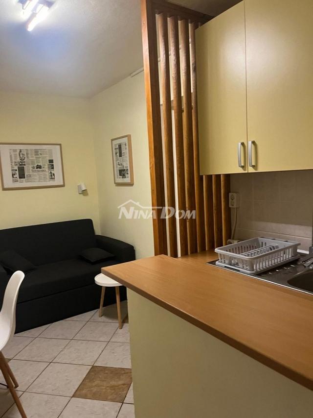 Apartmanska kuća s 4 apartmana i građevinskom parcelom 60 met. do mora. 