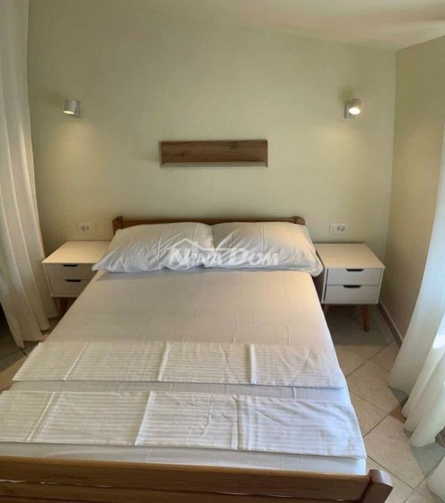 Apartmanska kuća s 4 apartmana i građevinskom parcelom 60 met. do mora. 