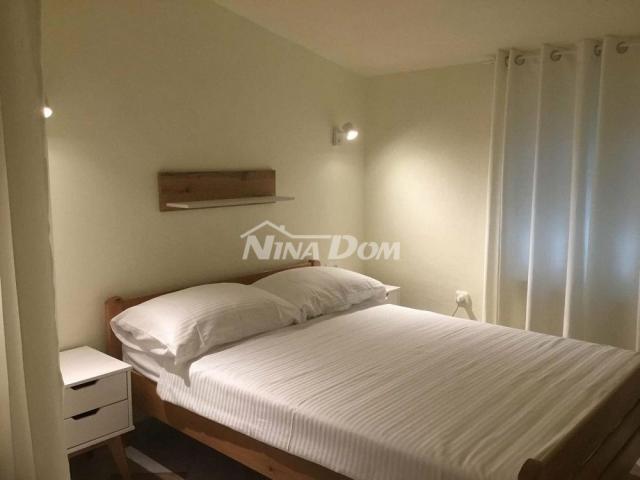 Apartmanska kuća s 4 apartmana i građevinskom parcelom 60 met. do mora. 