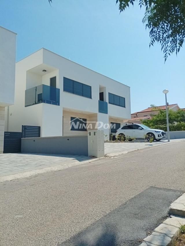 Lijepo uređena villa 80 met. do mora na mirnoj poziciji. 