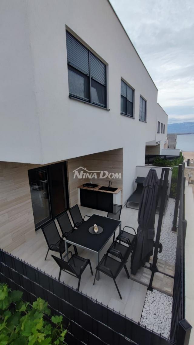 Lijepo uređena villa 80 met. do mora na mirnoj poziciji. 