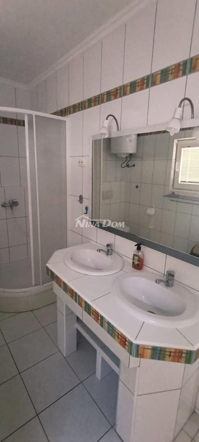 Južna strana 90 met. do mora apartmanska kuća  s dvorištem