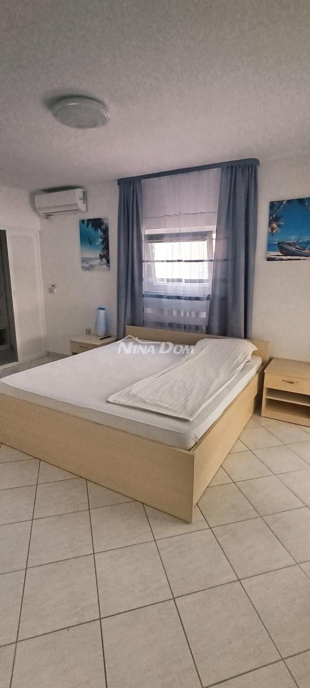 Južna strana 90 met. do mora apartmanska kuća  s dvorištem