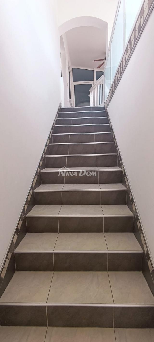 Južna strana 90 met. do mora apartmanska kuća  s dvorištem