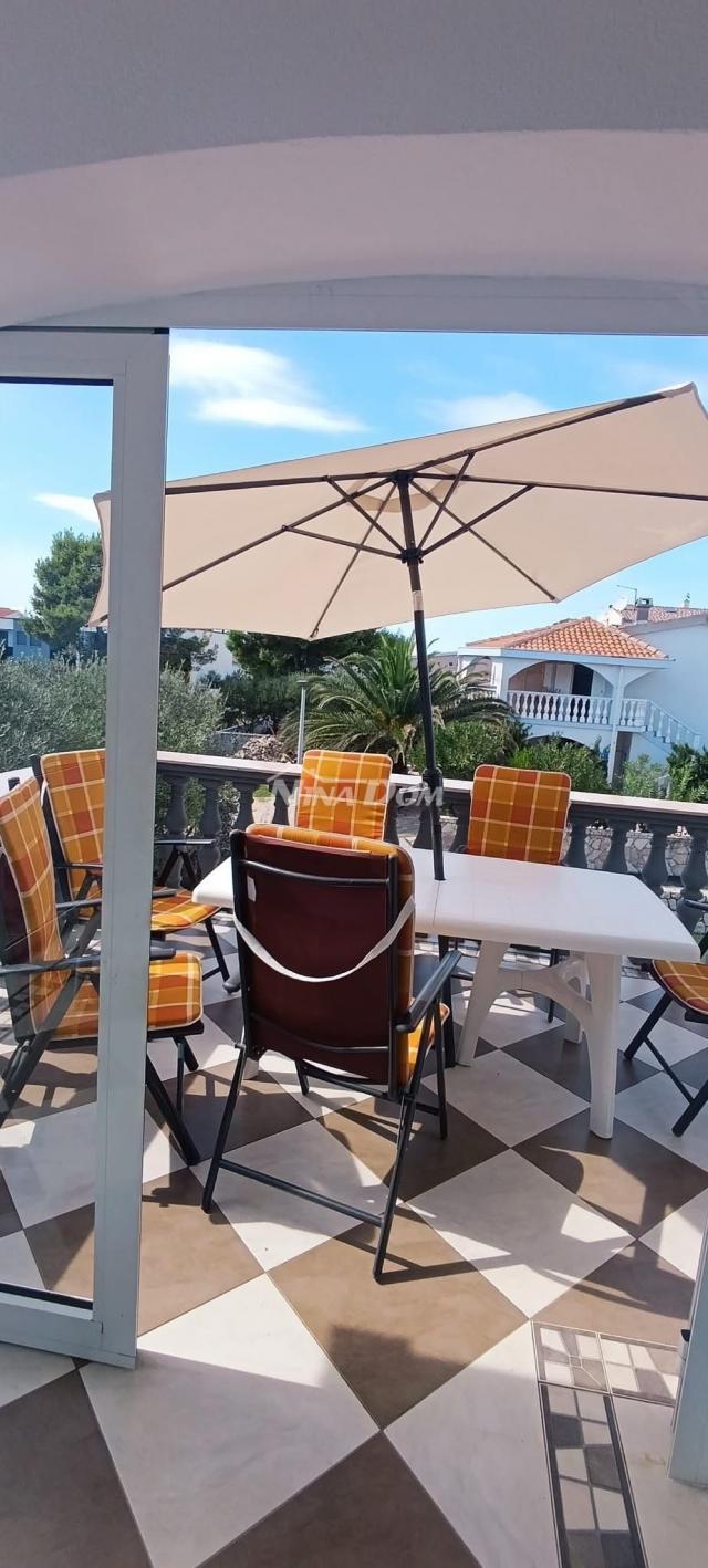 Južna strana 90 met. do mora apartmanska kuća  s dvorištem