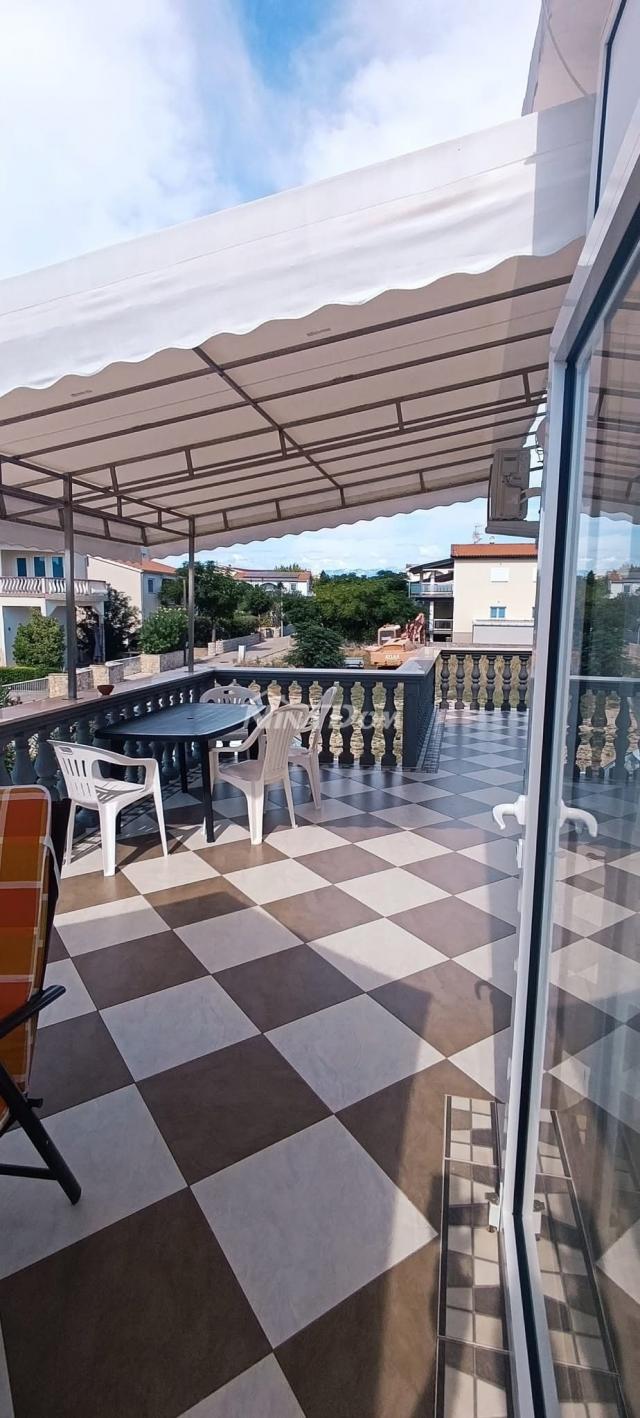 Južna strana 90 met. do mora apartmanska kuća  s dvorištem