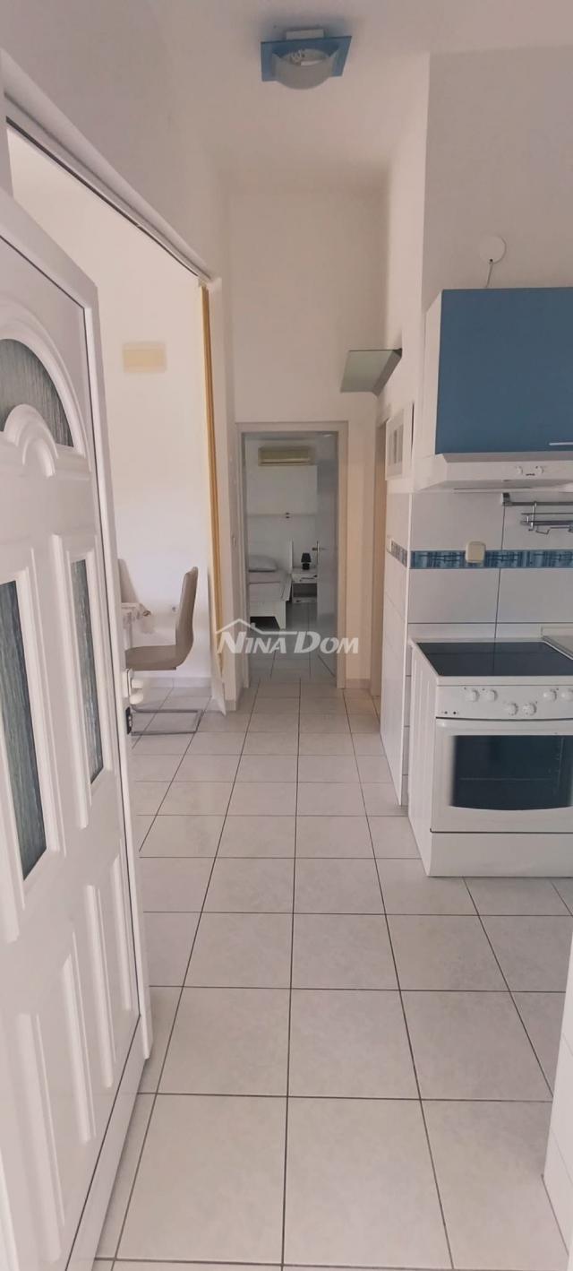 Južna strana 90 met. do mora apartmanska kuća  s dvorištem