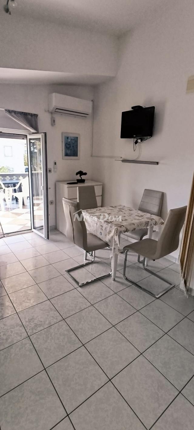 Južna strana 90 met. do mora apartmanska kuća  s dvorištem