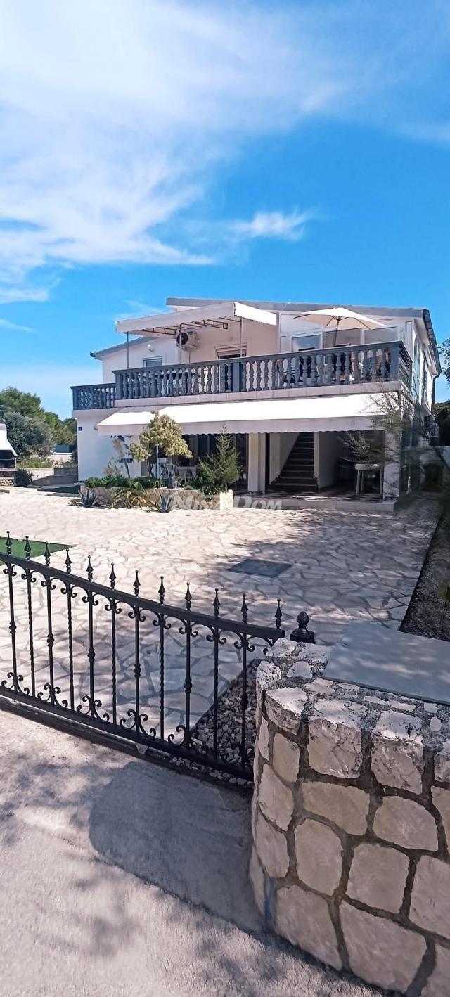 Južna strana 90 met. do mora apartmanska kuća  s dvorištem