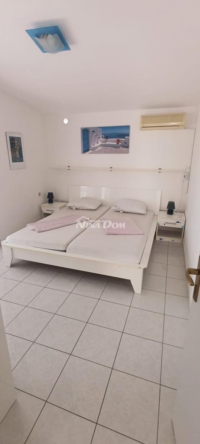Južna strana 90 met. do mora apartmanska kuća  s dvorištem