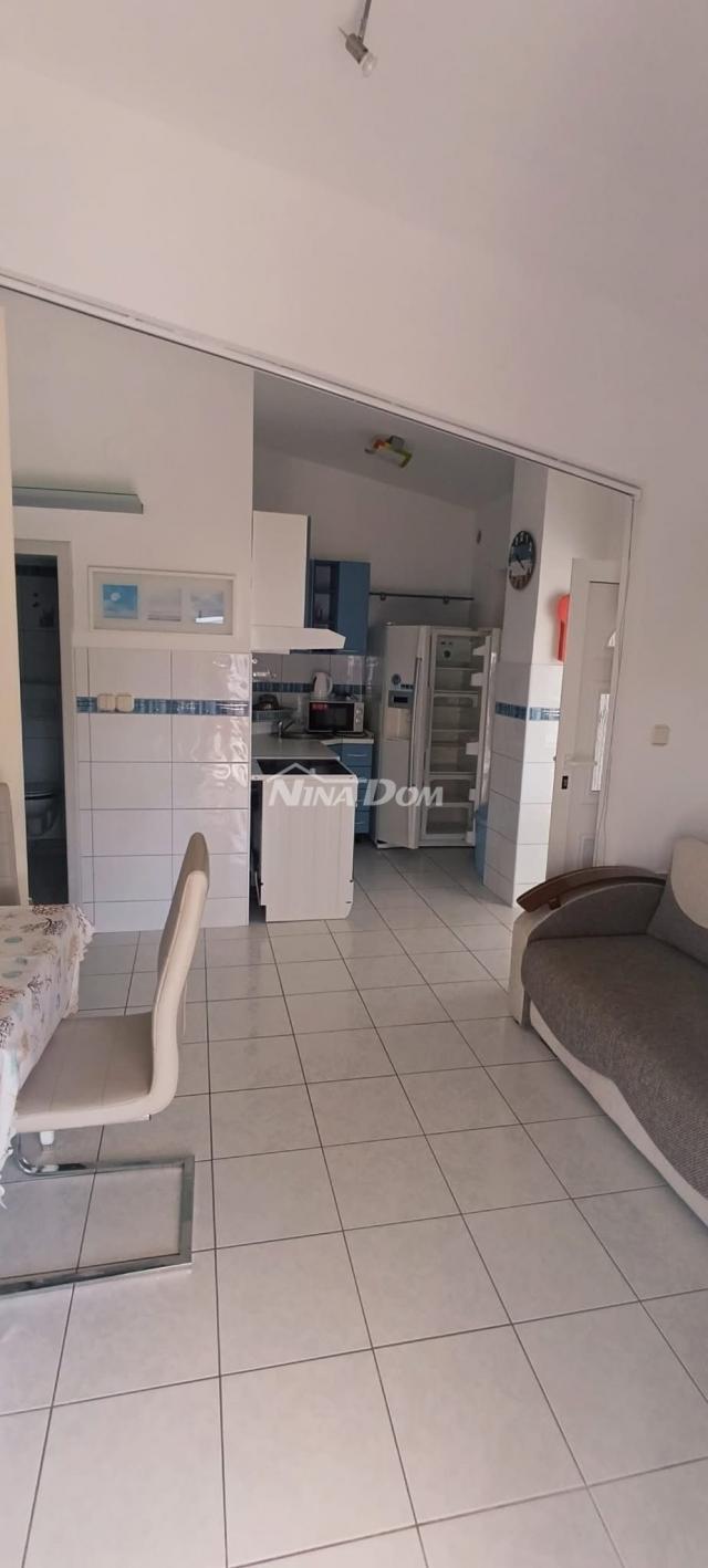 Južna strana 90 met. do mora apartmanska kuća  s dvorištem