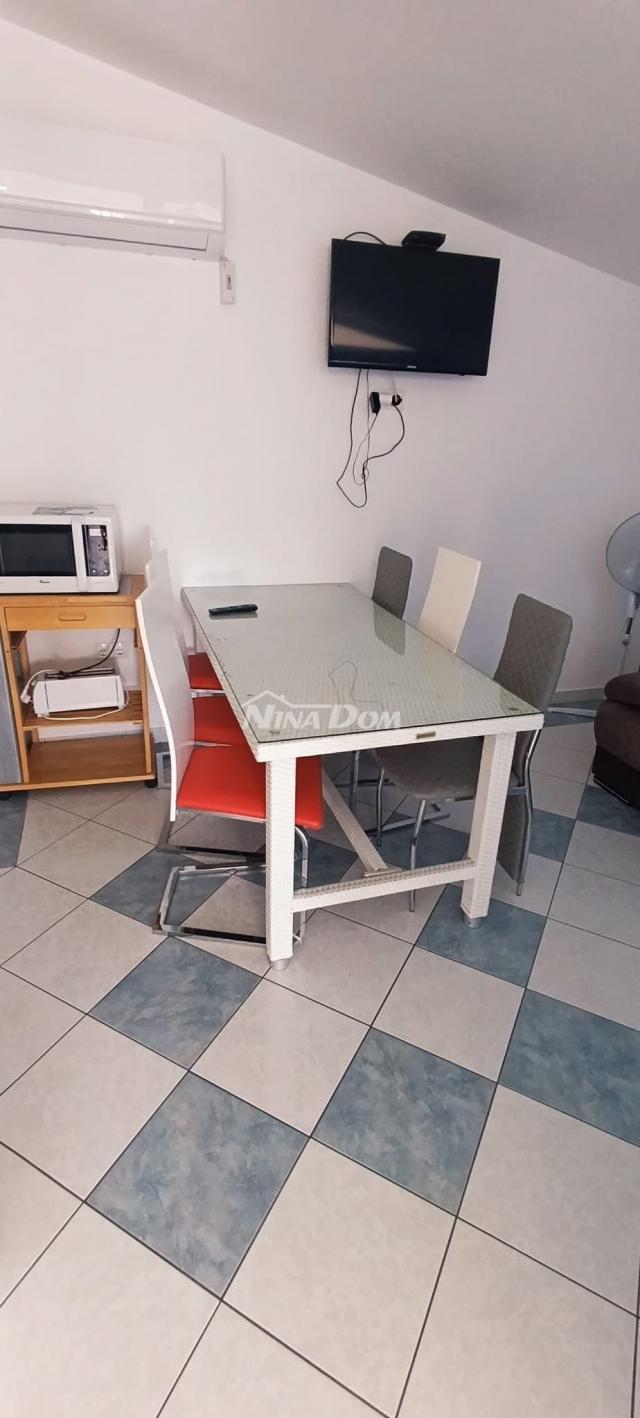 Južna strana 90 met. do mora apartmanska kuća  s dvorištem