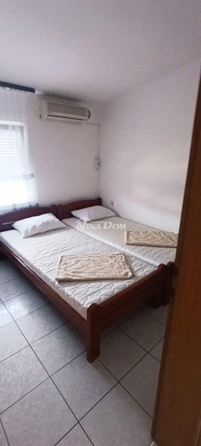 Južna strana 90 met. do mora apartmanska kuća  s dvorištem