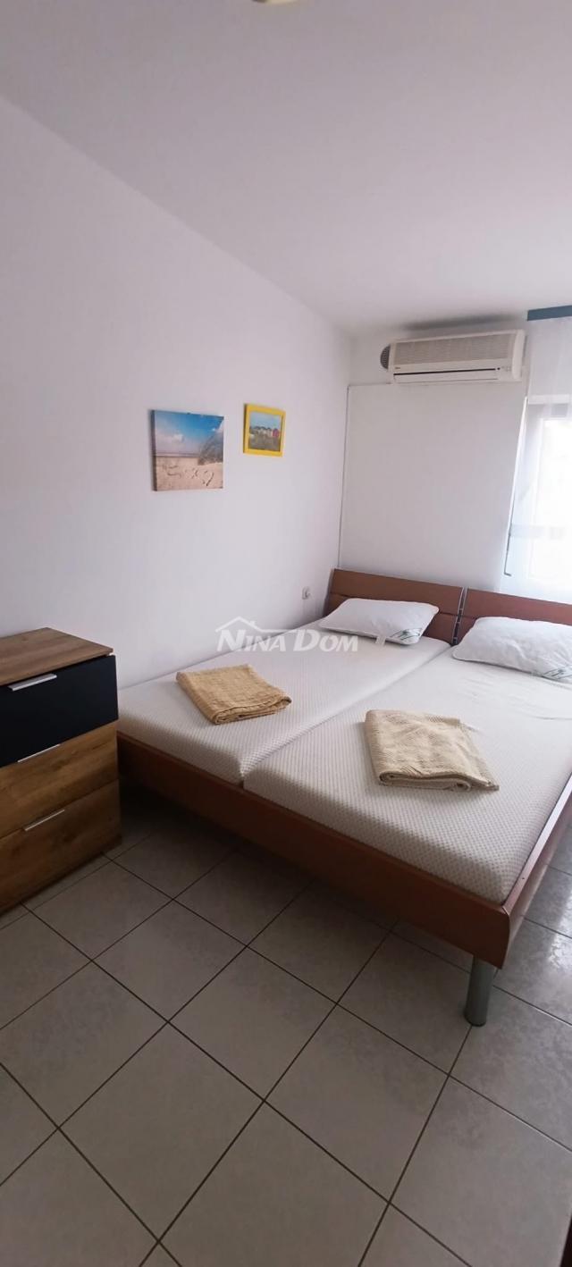Južna strana 90 met. do mora apartmanska kuća  s dvorištem