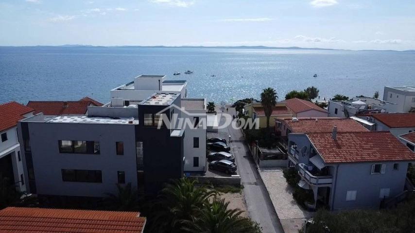 Južna strana 90 met. do mora apartmanska kuća  s dvorištem