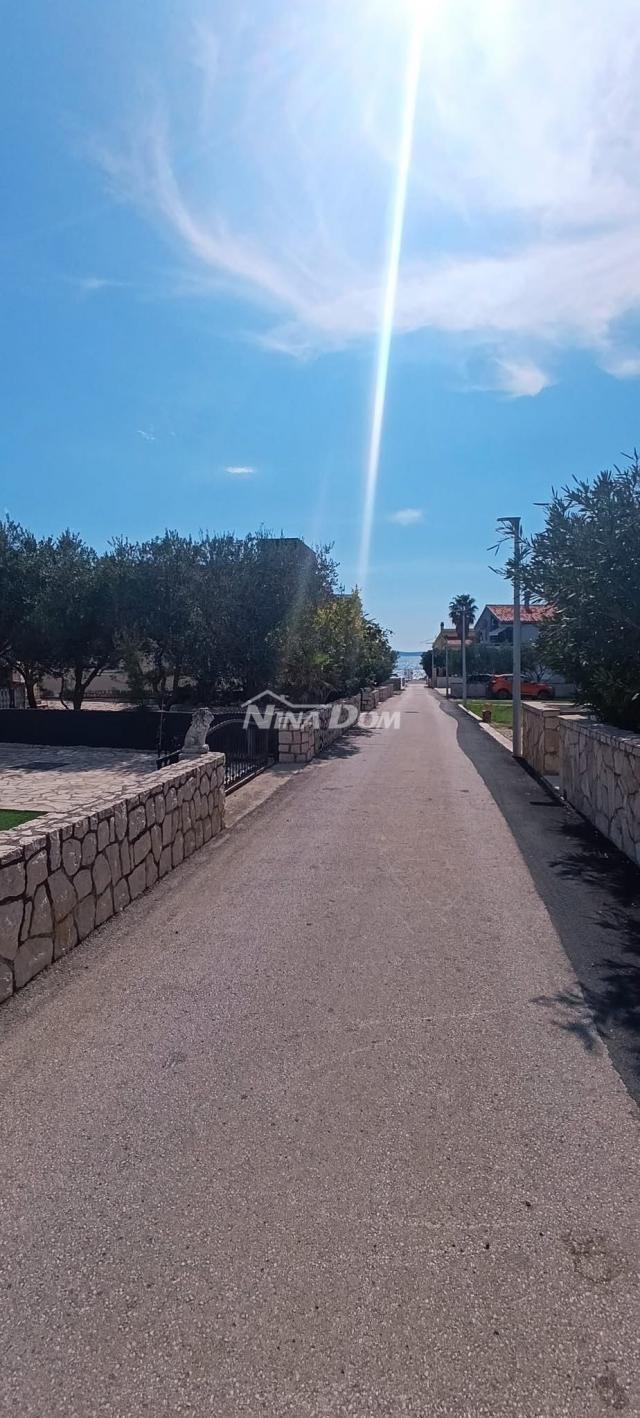 Južna strana 90 met. do mora apartmanska kuća  s dvorištem