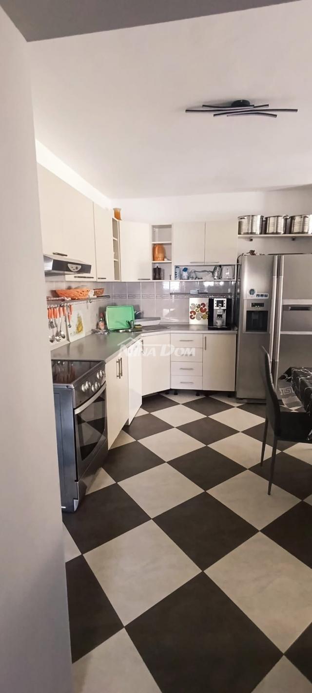 Južna strana 90 met. do mora apartmanska kuća  s dvorištem
