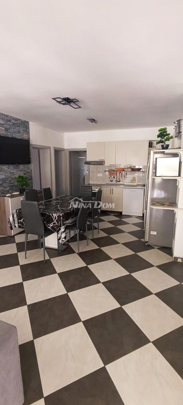 Južna strana 90 met. do mora apartmanska kuća  s dvorištem