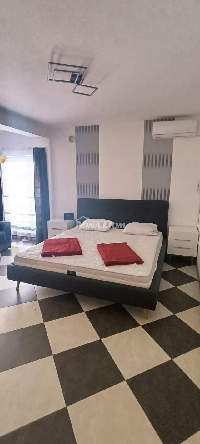 Južna strana 90 met. do mora apartmanska kuća  s dvorištem