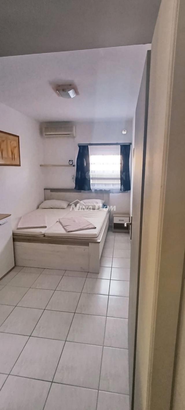 Južna strana 90 met. do mora apartmanska kuća  s dvorištem