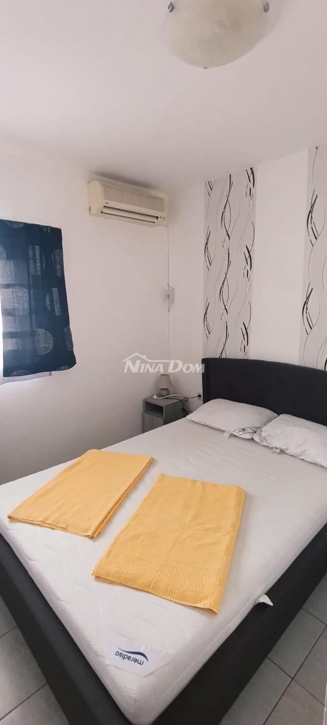 Južna strana 90 met. do mora apartmanska kuća  s dvorištem