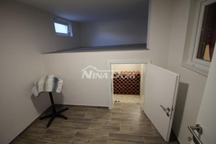 Južna strana otoka Vira apartmanska kuća kompletno  renovirana. 