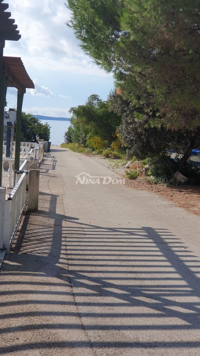 Građevinsko zemljište južna strana  Vira potrebna izrada UPU plana. 