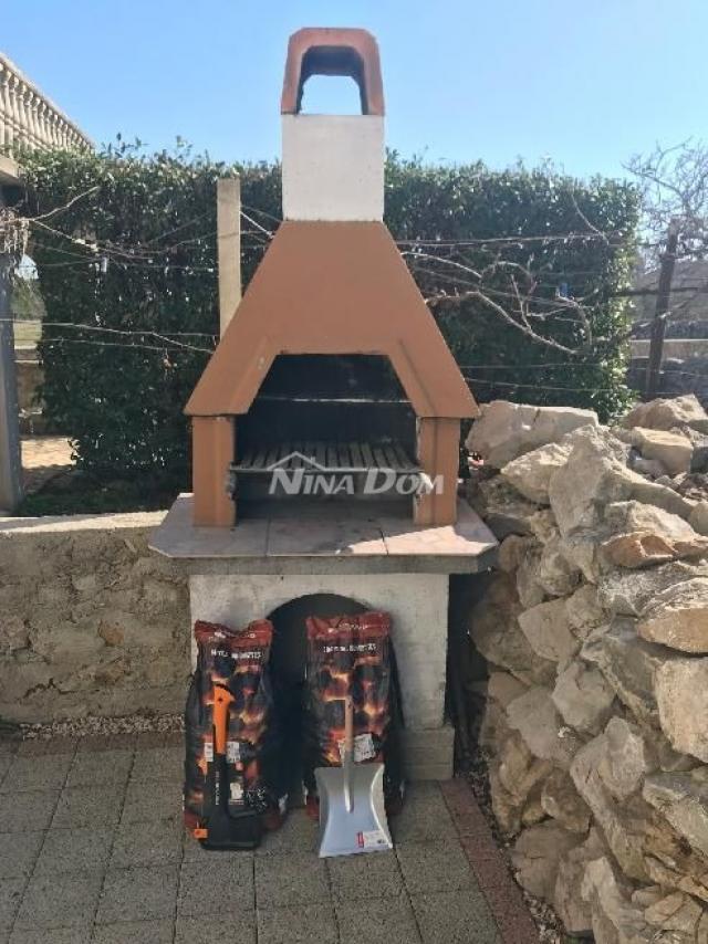 Obiteljska nekretnina s dva  trosobna stana, blizina centra. 