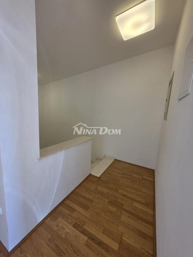Prodaja dvoetažni trosobni stan sa garažom