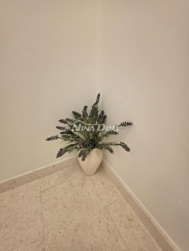 Prodaja dvoetažni trosobni stan sa garažom