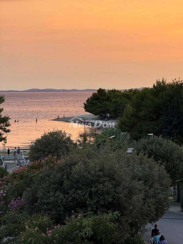 Apartman na lijepoj lokaciji s dva parkirna mjesta i podrumom. 