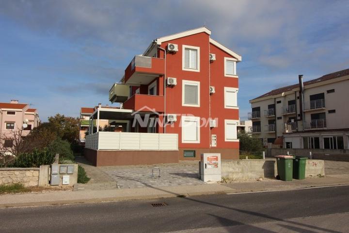 Apartman na lijepoj lokaciji s dva parkirna mjesta i podrumom. 