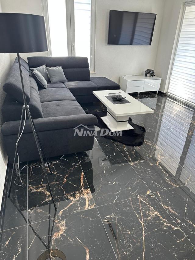 Apartman na lijepoj lokaciji s dva parkirna mjesta i podrumom. 